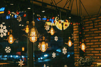 Deckenlampen mit Schneeflocken im Hintergrund