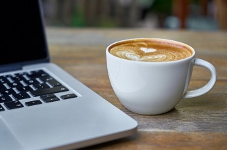 Laptop mit Kaffeetasse